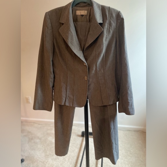 Beautiful business suit.. in perfect condition - Picture 3 of 3